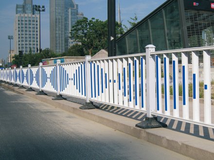 城市道路護(hù)欄，一般分為幾類，價(jià)格如何